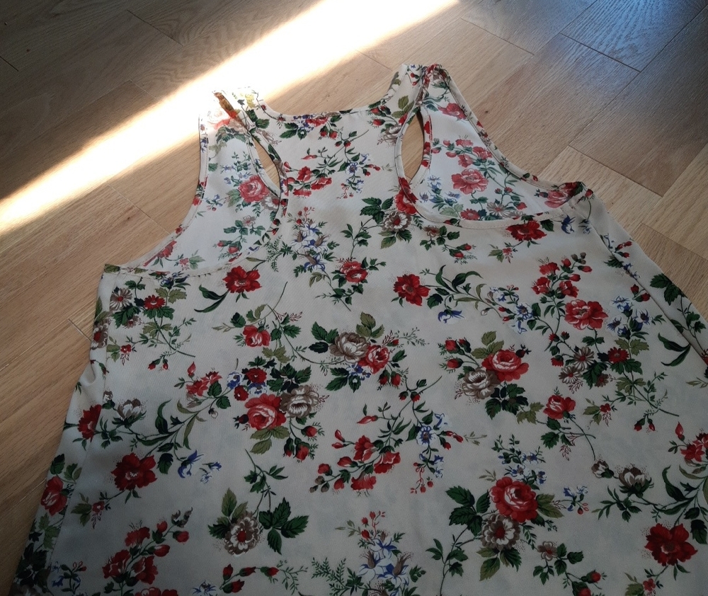 Sakura Floral Button-Front Racer back Sleeveless Blouse - Red Roses - Picture 4 of 4